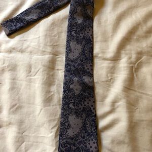 Men’s dark paisley necktie